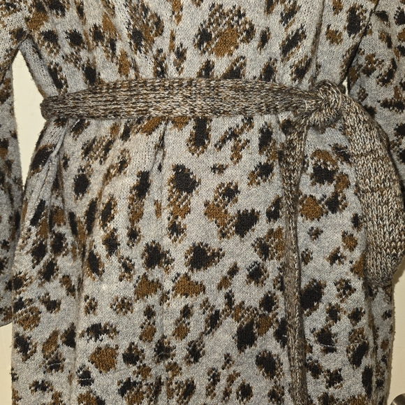 Time&Tru XL Cheetah Print Sweater Wrap - Picture 3 of 3